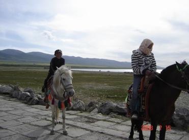 青海湖边的藏族姑娘和小孩