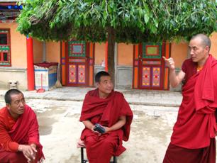 久美阿卡与检票的僧人进行交流